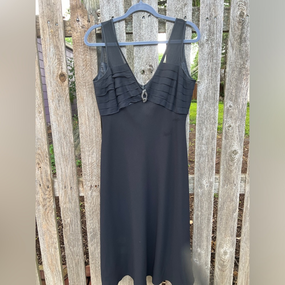 Jones New York “little black dress”, sleeveless v-neck, silk bodice, Size 12 - Picture 2 of 9